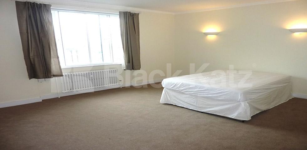 			FOUR DOUBLE BEDROOMS!!!, 4 Bedroom, 1 bath, 1 reception Flat			 Finchley Road, FINCHLEY ROAD